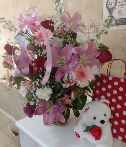 Canasto de Lilium, rosas y Gerberas con bombones y osito