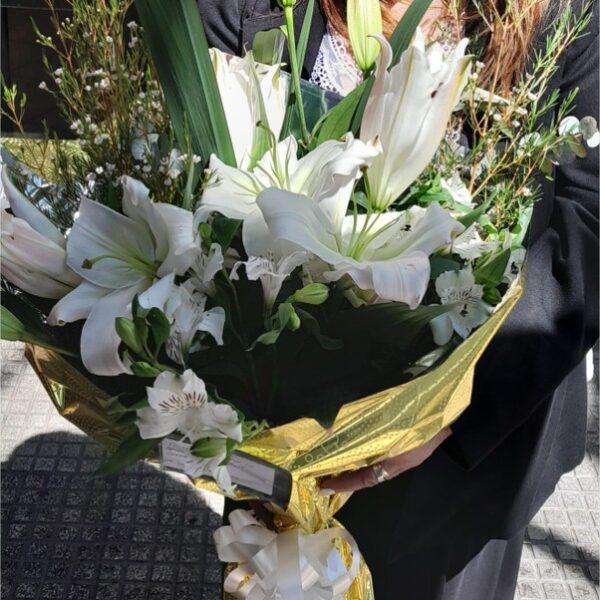 Ramo de Lilium perfumado con astromelias blancas