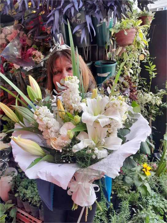 ramo-de-liliums-y-alelies-blancos